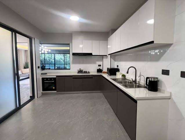 Modern 5 bedroom maisonette with fine finishes